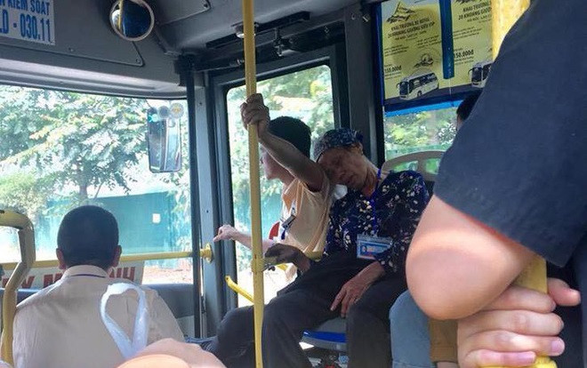 Hình ảnh nam thanh niên làm 'điểm tựa' cho cụ bà ngon giấc suốt hành trình nhận được cơn mưa lời khen của cộng đồng mạng Ảnh 2