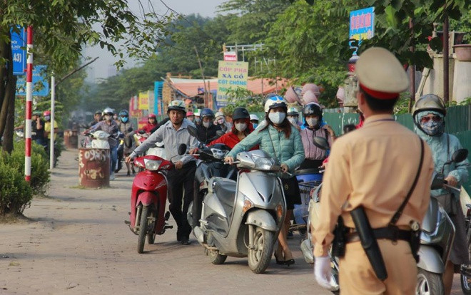 Bi hài giữa Hà Nội: CSGT ‘bó tay’ đứng nhìn hàng trăm người dân dắt xe đi ngược chiều Ảnh 2