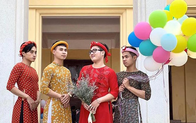 Bộ ảnh kỷ yếu 'Cô ba Sài Gòn' của 4 chàng trai khép lại thanh xuân nơi giảng đường gây sốt cộng đồng mạng Ảnh 2