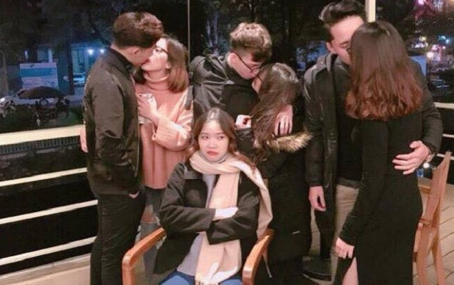 Đăng ảnh than vãn '2 năm vẫn 1 biểu cảm', cô nàng khiến dân mạng xôn xao 'vậy đứa chụp ảnh là ai?' Ảnh 2