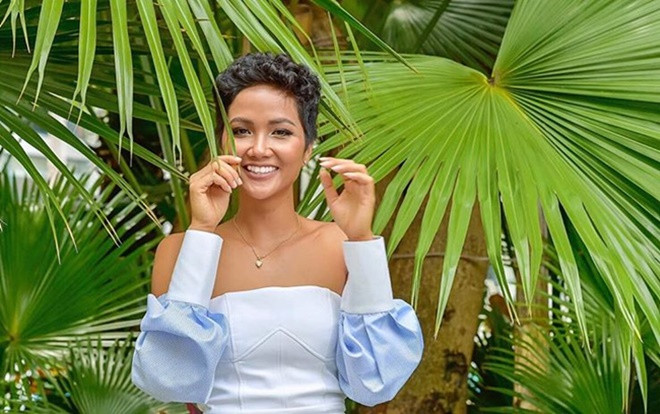 Những khoảnh khắc H’Hen Niê khoe hàm răng đều tăm tắp trước lúc lên đường chinh chiến Ảnh 2