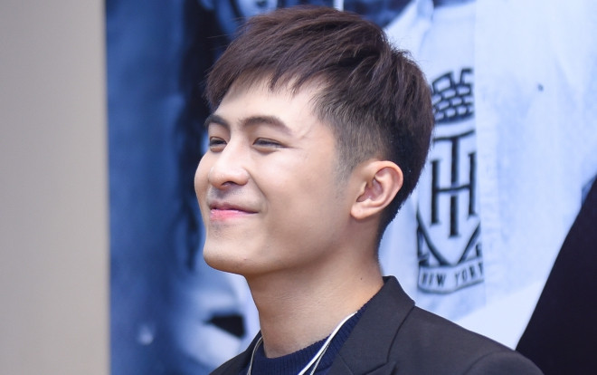 Clip: Mặc vest 'bảnh chọe' thì có sao,  Gin Tuấn Kiệt vẫn ngồi bệt xuống đất chụp hình cùng Ginious thế này! Ảnh 2