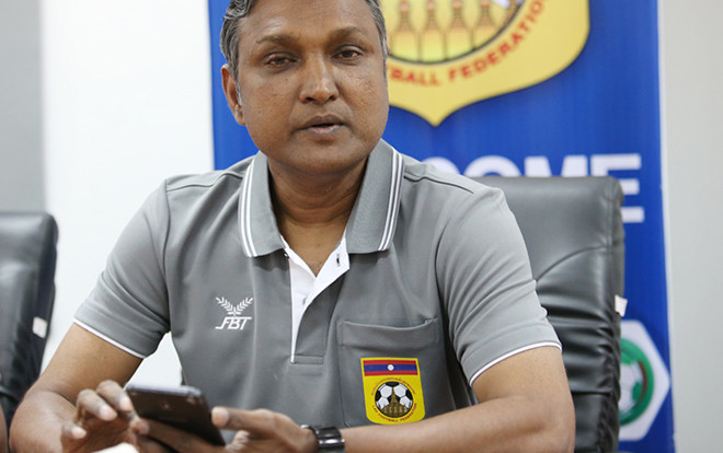 HLV tuyển Lào lưu tên hai cầu thủ đội tuyển VN trong điện thoại, lý do đằng sau khiến nhiều người bất ngờ Ảnh 2