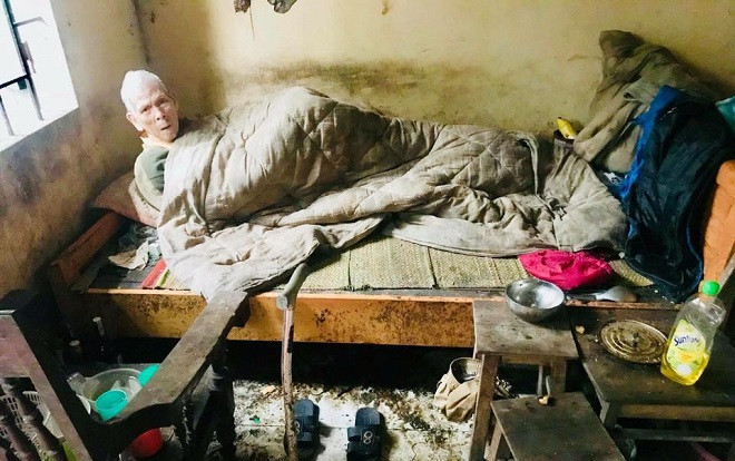 Rưng rưng trước chia sẻ của chàng trai bị mất một chân dành cả tuổi thanh xuân lo cho cụ già neo đơn nằm liệt giường Ảnh 2