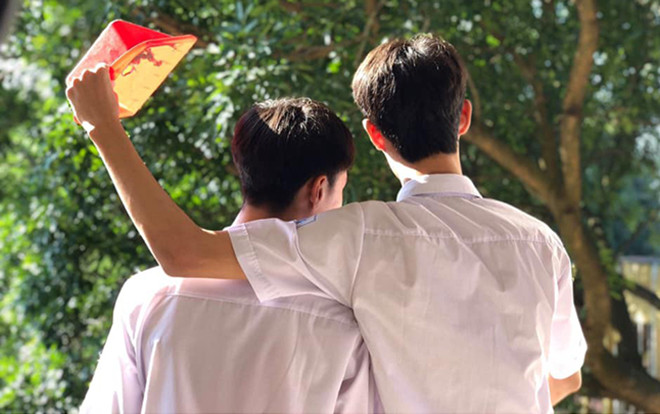 Bức ảnh 2 nam sinh 'dành cả thanh xuân' che nắng cho nhau khiến dân mạng cười ngất vì lý do không ngờ Ảnh 2