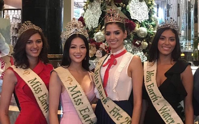 Phương Khánh thân thiết cùng 'hội chị em' Miss Earth, 'rủ rê' nhau đón Giáng Sinh sớm tại trời Tây Ảnh 2