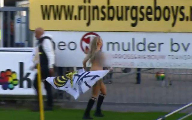 Người đẹp ngực khủng cởi sạch lao vào sân ‘quấy rối’ cầu thủ Ảnh 2