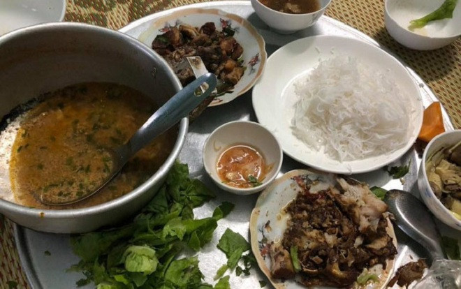 Uất ức thay cô vợ trẻ được nhà chồng phần cả mâm cơm nhưng nhìn vung vãi quá 'bãi chiến trường' Ảnh 2