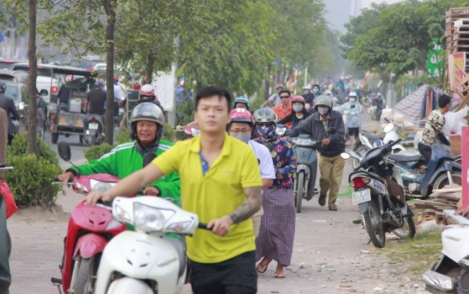 Đoàn hàng trăm người nối đuôi dắt xe đi ngược chiều qua mặt CSGT: Đề xuất lập rào chắn thấp trên vỉa hè để ngăn chặn Ảnh 2
