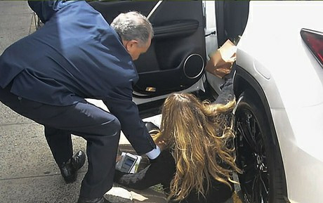 Đi giày cao lêu nghêu, siêu mẫu vàng thế giới trẹo chân, té 'dập mông' giữa phố Ảnh 2