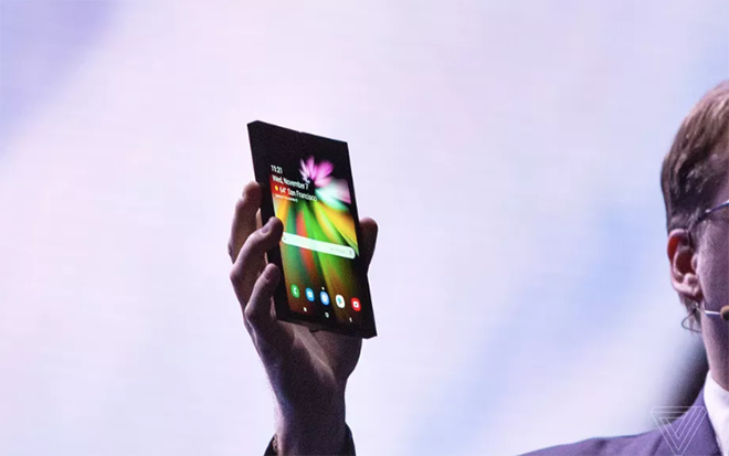 Samsung lần đầu tiên giới thiệu smartphone màn hình gập sau nhiều năm ấp ủ Ảnh 2