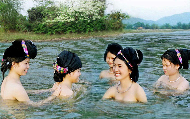 Bí ẩn dòng suối khiến con gái Thanh Hóa xuống 'tắm tiên' là có làn da trắng nõn Ảnh 2