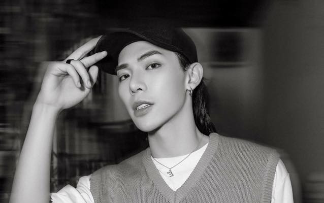 Tạm quên hình tượng 'nam thần Hàn Quốc', ERIK 2018 là phải 'tóc dài kiếm hiệp' siêu ngầu thế này! Ảnh 2