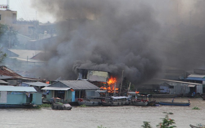 Cần Thơ: Cháy lớn cao trăm mét cạnh chợ nổi Cái Răng, nhiều căn nhà bị thiêu rụi Ảnh 2