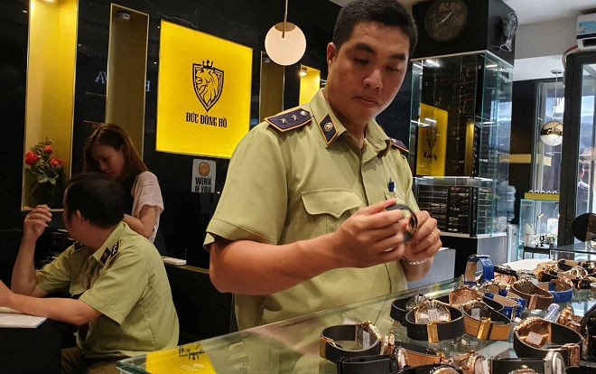 Hàng trăm đồng hồ nhái nhãn hiệu nổi tiếng Rolex được bày bán ở Sài Gòn Ảnh 2