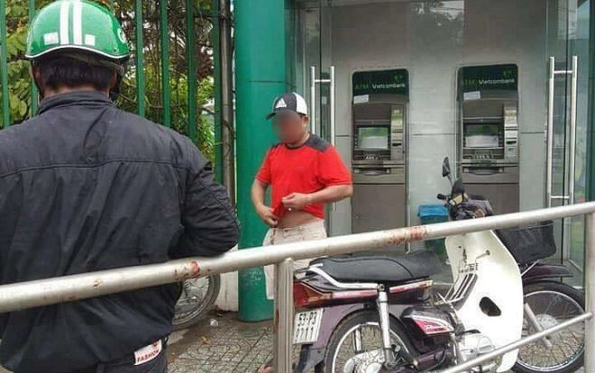 Rút tiền trong trụ ATM ở Sài Gòn, người đàn ông bị cướp trát ớt vào mắt để cướp tài sản Ảnh 2