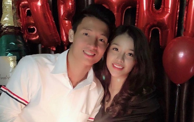 Fan rần rần soi cảnh trung vệ Bùi Tiến Dũng nắm chặt tay người khác trước mặt bạn gái hot girl Ảnh 2