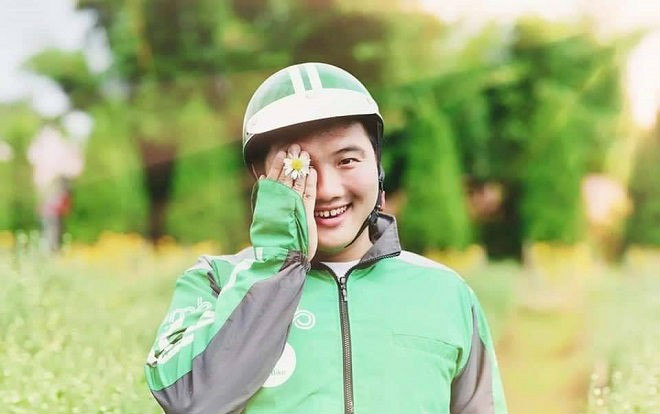 'Kỷ yếu chia tay Grab' với thần thái và các kiểu tạo dáng 'bá đạo' của nam thanh niên mũm mĩm giữa vườn họa mi gây sốt cộng đồng mạng Ảnh 2