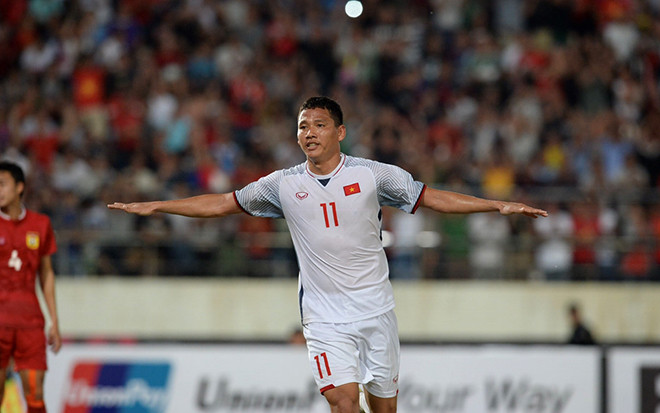 Khán giả 'than trời' vì camera không theo kịp bóng trong trận Việt Nam - Lào tại AFF Cup 2018 Ảnh 2