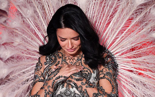 Victoria's Secret Fashion Show 2018: Chị đại Adriana Lima bật khóc trong show chia tay Ảnh 2