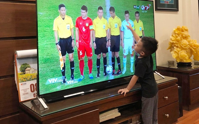 Con trai Văn Quyết ngộ nghĩnh cổ vũ bố và ĐTVN hạ tuyển Lào Ảnh 2