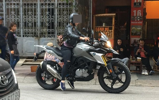 Dở khóc dở cười cô nàng chân ngắn chạy xe phân khối lớn chới với chống chân để giữ thăng bằng khi dừng lại Ảnh 2