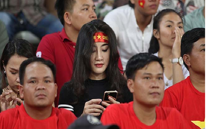 Nhan sắc nóng bỏng của hot girl được 'săn đón' sau trận Lào - Việt Nam Ảnh 2