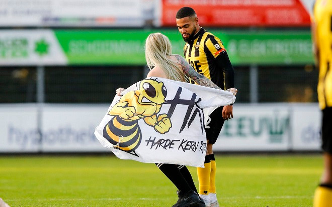 Cận cảnh vẻ đẹp 'bốc lửa' của vũ nữ cởi truồng chạy vào sân gây sốt Ảnh 2