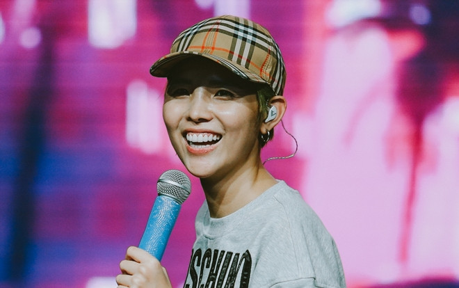 Clip trước giờ G concert Stardom: Có một Vũ Cát Tường mệt nhoài nằm trên sân khấu nhưng vẫn mải mê… order đồ ăn cho cả ekip Ảnh 2