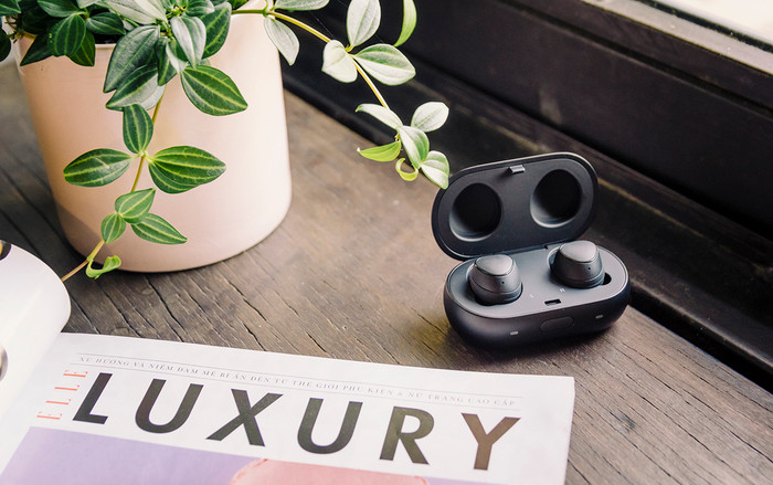 Đánh giá Samsung Gear IconX (2018): Không chỉ 'đẹp, gọn, nhẹ' mà còn chất! Ảnh 2
