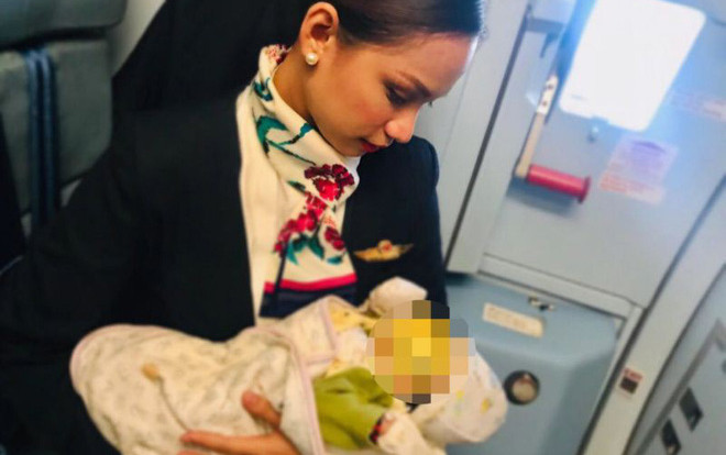 Bức ảnh tiếp viên hàng không cho em bé bú trong trường hợp ‘khẩn’ ngay trên máy bay khiến cộng đồng mạng xôn xao Ảnh 2