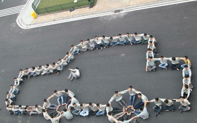 Phát sốt với bộ ảnh kỷ yếu đậm chất 'kỹ sư ô tô' của sinh viên Đại học Công nghiệp Hà Nội Ảnh 2