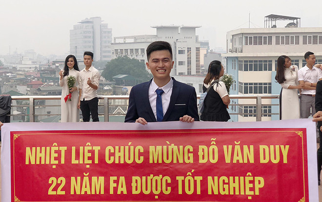 Góc tốt nghiệp: Nam sinh được bạn bè in băng rôn 'bóc phốt' F.A ròng rã suốt 22 năm Ảnh 2