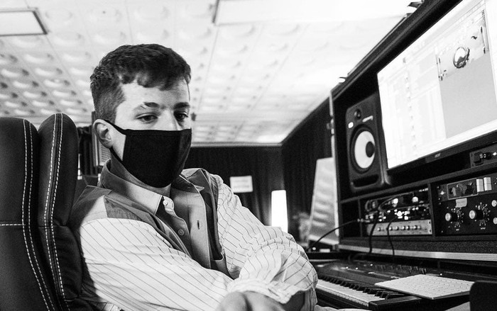 Hé lộ khoảnh khắc làm nhạc, 'nam nhân bị ghét' Charlie Puth cũng nhận… 'rổ gạch đá' Ảnh 2