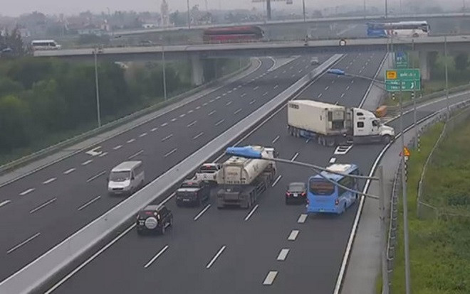 Bất ngờ quay đầu cho container chạy ngược chiều trên cao tốc Hà Nội - Hải Phòng, tài xế bị phạt 7 triệu đồng và tước bằng lái 5 tháng Ảnh 2