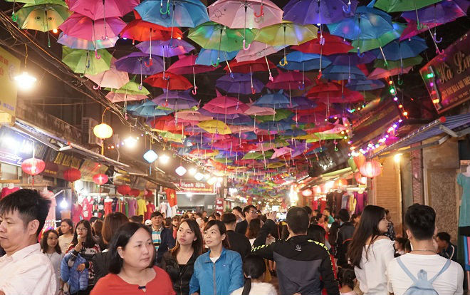 Rực rỡ con đường hàng nghìn chiếc ô ở làng lụa Vạn Phúc khiến người ta rần rần rủ nhau đến chụp ảnh 'sống ảo' Ảnh 2