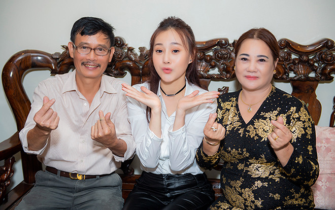 Bố như soái ca, mẹ như hoa hậu thôn bảo sao Phương Oanh 'Quỳnh Búp Bê' lại xinh đẹp như thế! Ảnh 2