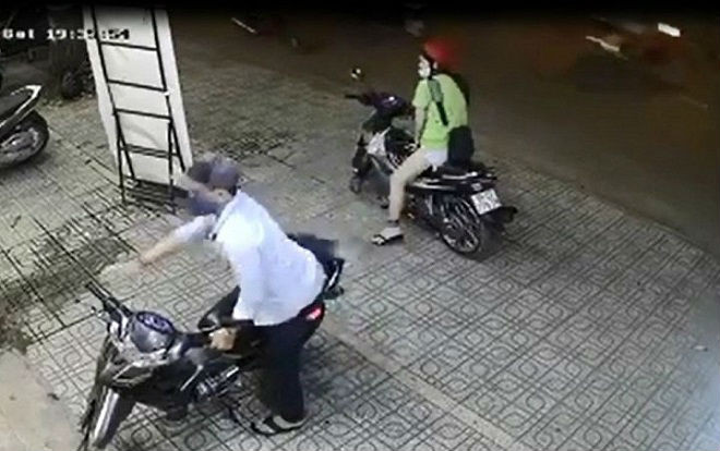 Camera ghi hình đôi nam nữ táo tợn bẻ khóa trộm xe máy trước cửa nhà dân trong tích tắc Ảnh 2