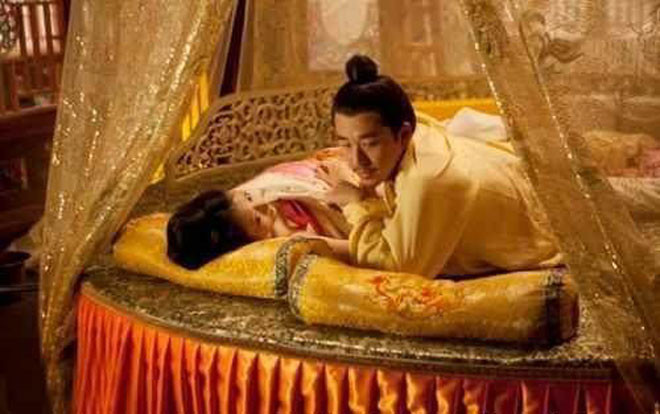 Vị Hoàng đế 'lái máy bay', yêu luôn vú nuôi gây chấn động chốn thâm cung Ảnh 2