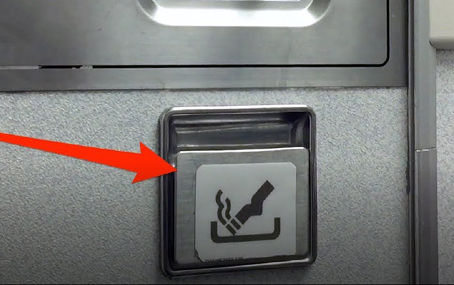 Vì sao máy bay vẫn có gạt tàn thuốc lá trong phòng vệ sinh mặc dù hành khách bị cấm hút thuốc? Ảnh 2