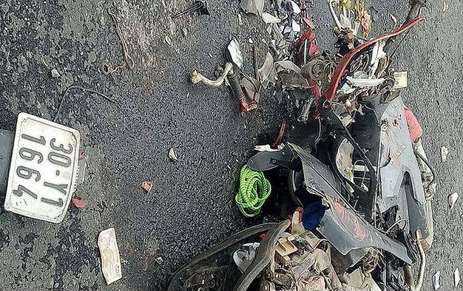 Va chạm kinh hoàng với container, 2 người đi xe máy bị thùng hàng nặng cả chục tấn đè lên người tử vong thương tâm Ảnh 2