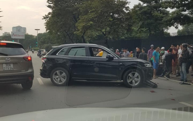 Xe sang Audi mất lái phi lên dải phân cách 'hạ gục' ô tô và 2 xe máy khiến 2 người bị thương Ảnh 2