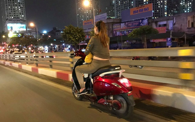 Bất chấp nguy hiểm vừa lái xe vừa ôm con cho ti trên đường, người mẹ bị chỉ trích gay gắt Ảnh 2