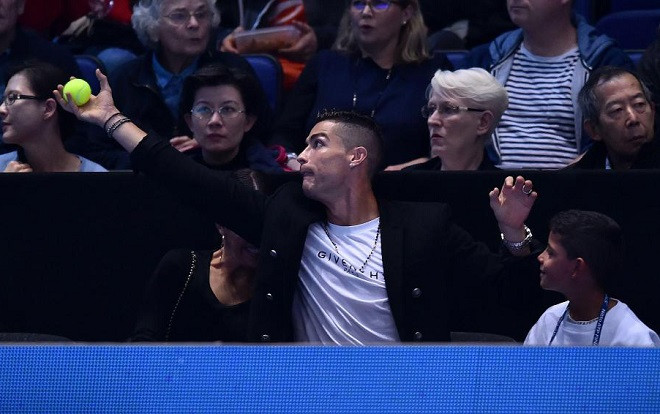 Ronaldo trổ tài bắt bóng tennis khiến bạn gái 'dính đòn' oan Ảnh 2