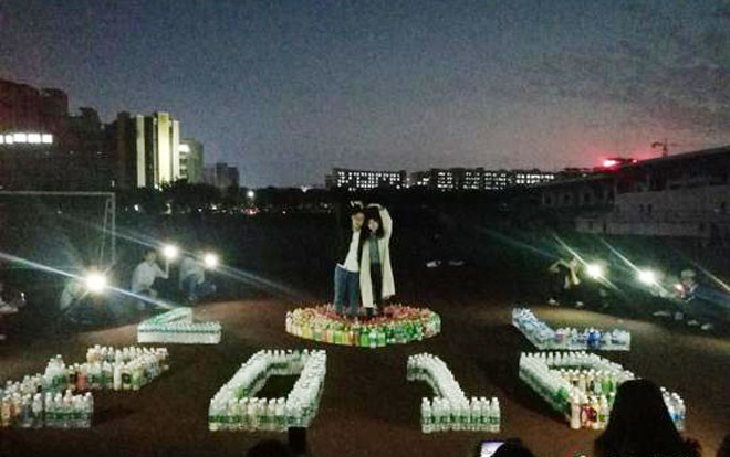 Không hoa không nến, chàng trai tỏ tình bằng cách độc lạ xưa nay chưa từng có khiến bạn gái 'đổ gục' Ảnh 2