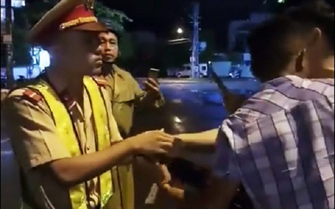 Vụ CSGT bất ngờ ngã khi làm việc với dân: Thiếu úy cảnh sát bị sốc, tạm nghỉ phép để ổn định tinh thần Ảnh 2