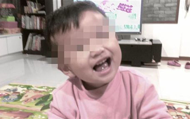 Bé 2 tuổi bị bỏ đói đến chết vì mẹ bận… đi chơi với bạn trai Ảnh 2