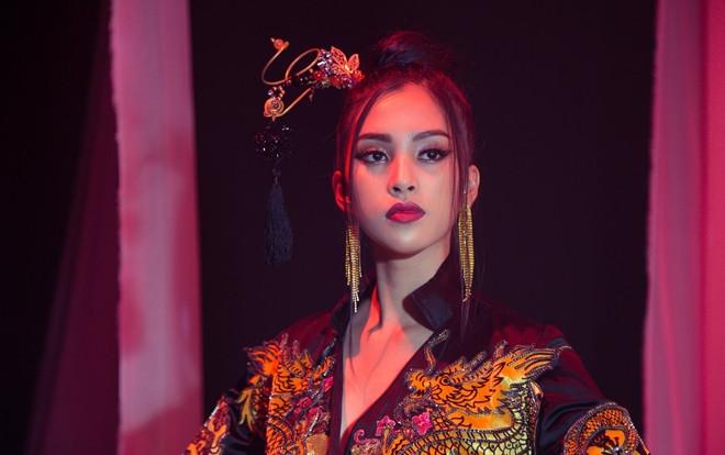 Click xem ngay: Màn cover 'Lạc trôi' cùng bộ ảnh cổ trang đẹp ma mị của Hoa hậu Tiểu Vy tại Miss World 2018 Ảnh 2