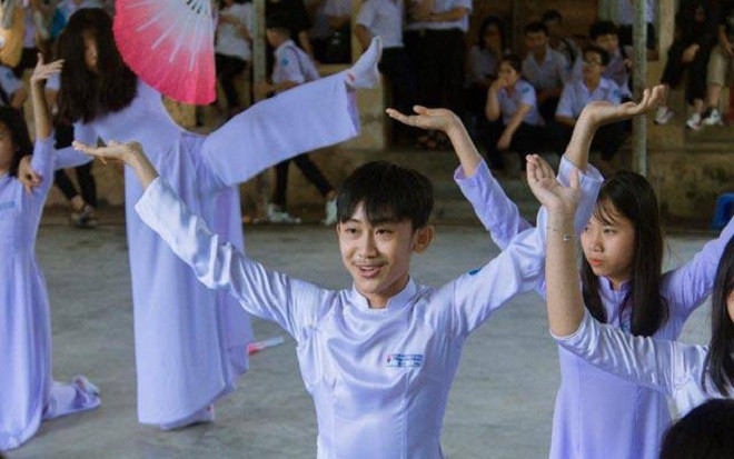 ‘Trà trộn’ vào nhóm múa quạt nữ ai ngờ thần thái biểu diễn của nam thanh niên này lại được khen ngợi hơn cả Ảnh 2