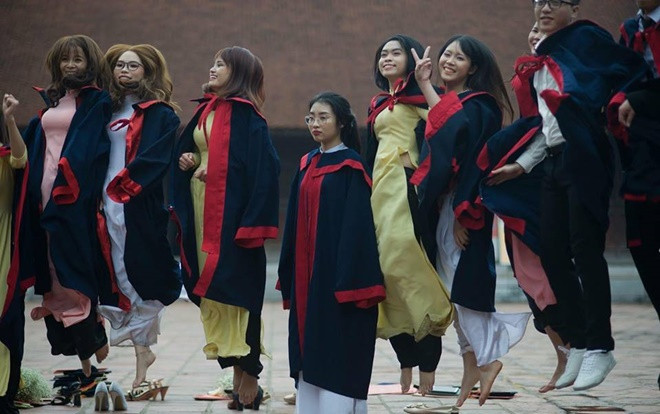 Tạo dáng khác biệt khi chụp ảnh kỷ yếu tập thể, cô gái bất ngờ thành nhân vật 'sáng' nhất mạng xã hội Ảnh 2